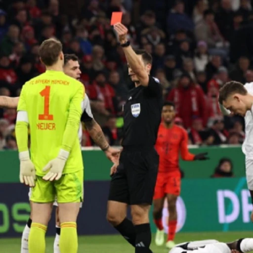 Neuer recibió una tarjeta roja por primera vez en 850 partidos
